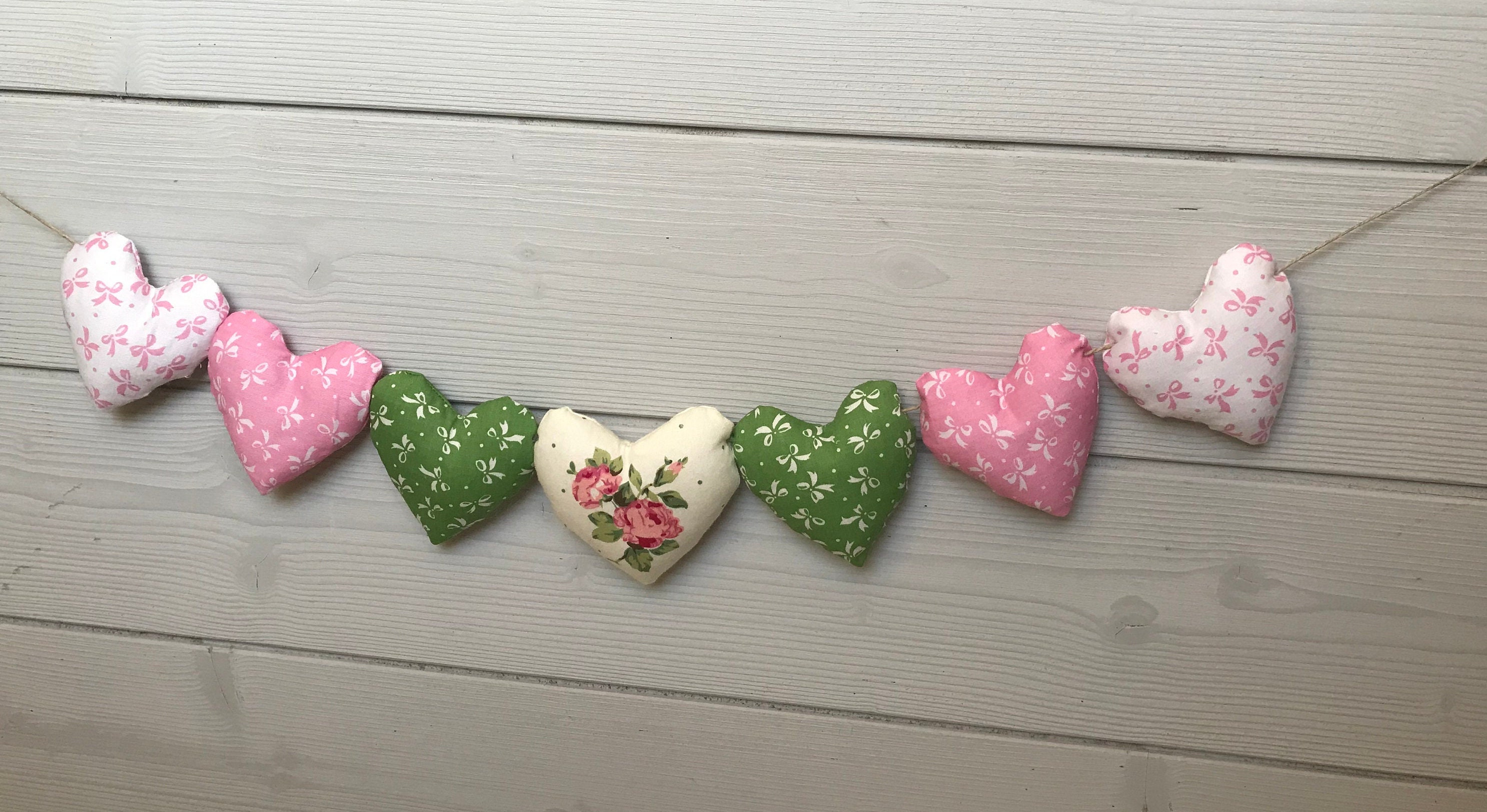 Guirlande de Cœurs en Tissus Fleuris, Décor Mural, Guirlande Murale, Ribambelle Coeurs sur Une Corde