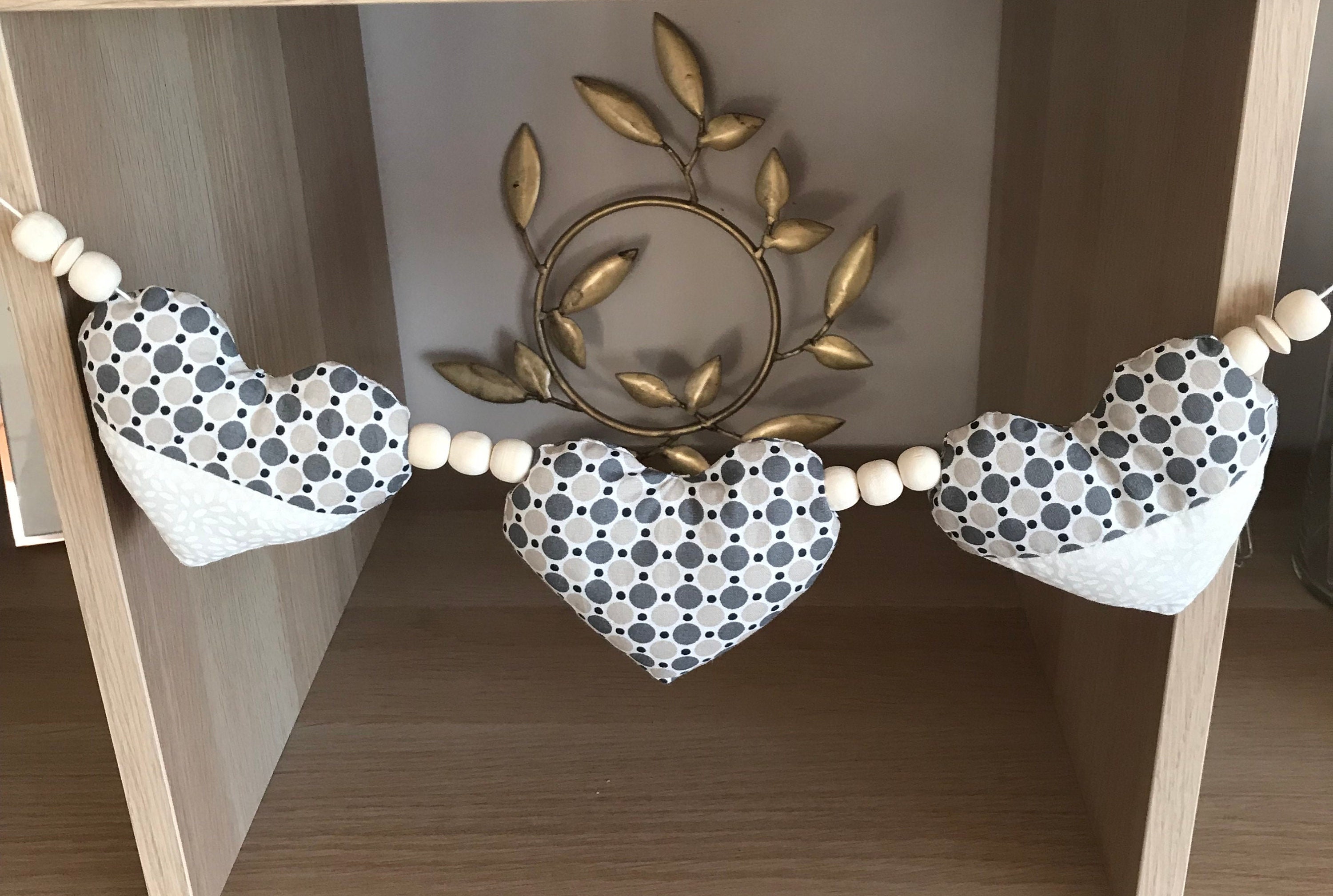 Guirlande de Coeurs en Tissu et Perles Bois, Décor Mural, Guirlande Murale