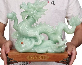 Scultura intagliata a mano in giada verde/gialla squisita naturale antica cinese Statua del drago fortunato con supporto in legno