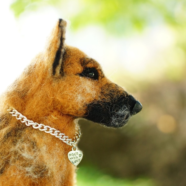 Chien de berger allemand en laine cardée