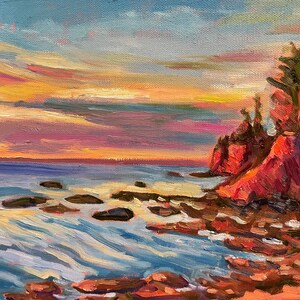 Puede incluir: Una pintura de una costa rocosa con un bosque de pinos en un acantilado al atardecer. El cielo es una mezcla vibrante de rosa, naranja y amarillo. El agua es de un azul profundo con olas blancas que rompen en las rocas.