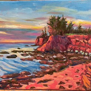 Puede incluir: Una pintura de una costa rocosa con un acantilado y &aacute;rboles en el fondo. El cielo es de un rosa y naranja vibrantes, y el agua es de un azul profundo. Las rocas son una mezcla de marr&oacute;n y rojo.