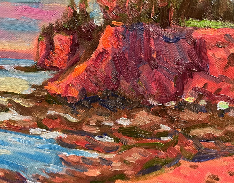 Puede incluir: Una pintura de una costa rocosa con un acantilado rojo en el fondo. El agua es azul y el cielo es rosa y morado. La pintura est&aacute; hecha en un estilo suelto e impresionista.