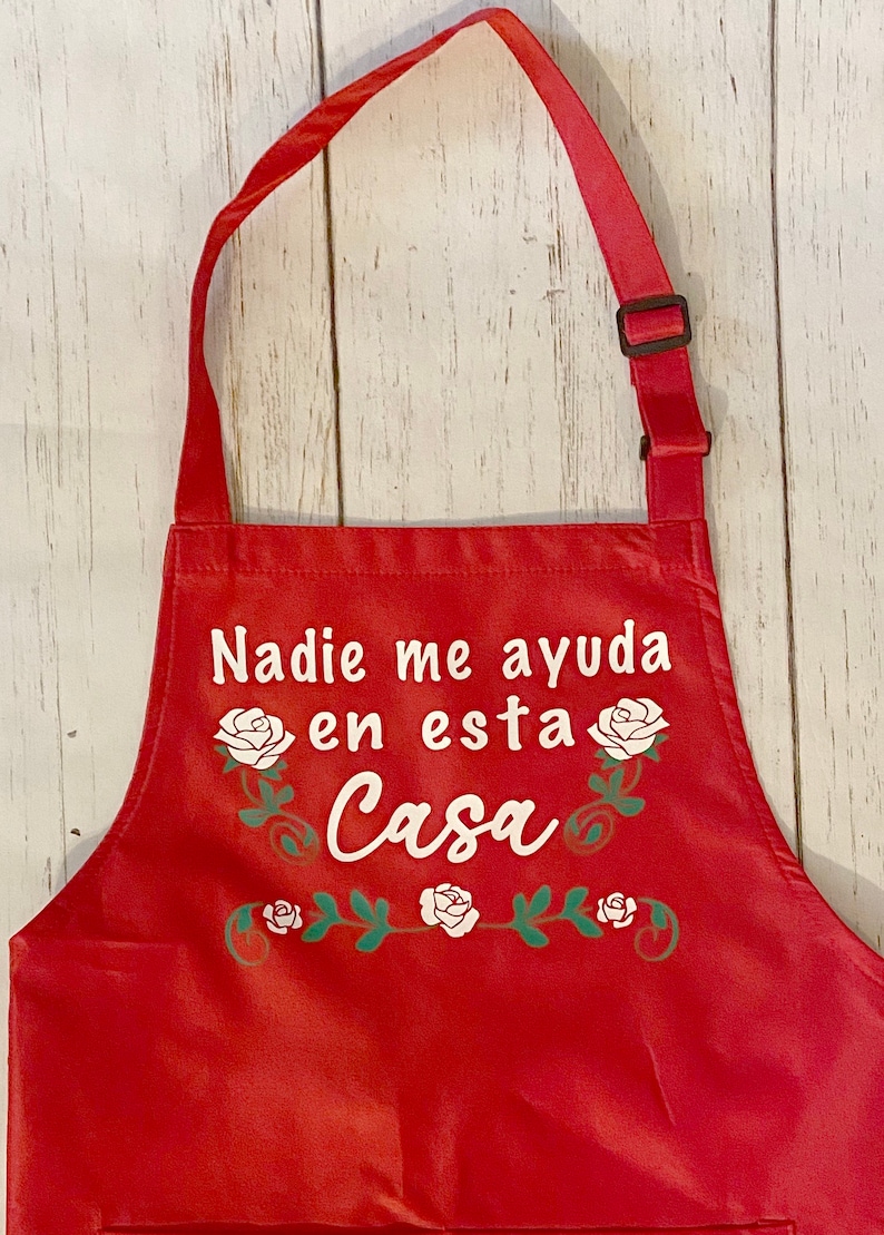 Nadie me ayuda en esta casa apron/delantal/mandil/mothers day/ dias de las madres Red