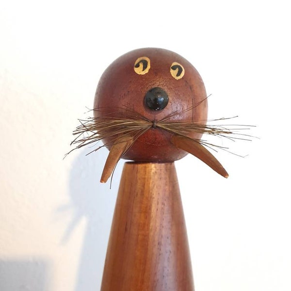 XL Walross aus Teak sehr großer Flaschenöffner aus Teak ca. 22 cm lang, mit Fell Dekor,  Vintage Danish design String Ära 1960er Kay Bojesen