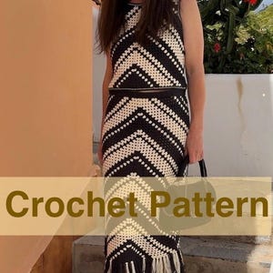 Puede incluir: Un conjunto de dos piezas de ganchillo en blanco y negro con un patr&oacute;n de chevr&oacute;n. El conjunto incluye un top sin mangas y una falda con flecos. El texto "Crochet Pattern" est&aacute; superpuesto en la imagen.