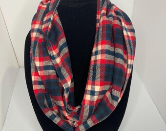 Stilvoller handgemachter Infinity-Schal mit versteckter Reißverschlusstasche - Perfekt für Reisen, Hundespaziergänge und beschäftigte Mütter Navy & Red Plaid