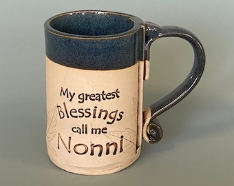 Taza de gres "Mis mayores bendiciones me llaman Nonni"