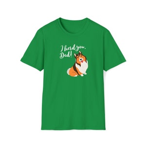 Op de afbeelding: Groen T-shirt met een cartoonhond en de tekst "I herd you, Dad!"