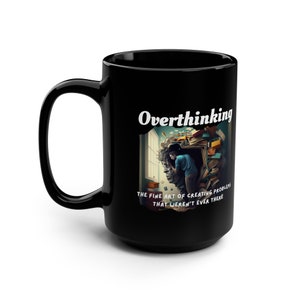 Peut inclure: Mug à café noir avec un graphique blanc d'une personne submergée par des papiers et le texte "Overthinking: The fine art of creating problems that weren't ever there."