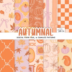 Op de afbeelding: Een digitaal papierpakket met tien naadloze patronen met een herfstthema. De patronen bevatten pompoenen, bladeren, strikken en een dambordpatroon in tinten oranje, perzik en crème. Het woord "Autumnal" wordt in oranje weergegeven.