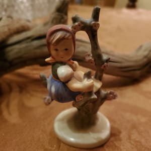 Goebel M.I. Hummel Figurine “Apple Tree Girl&quot; #141 3/0 Stylized Bee Trademark 3 1960 4.25 Inches