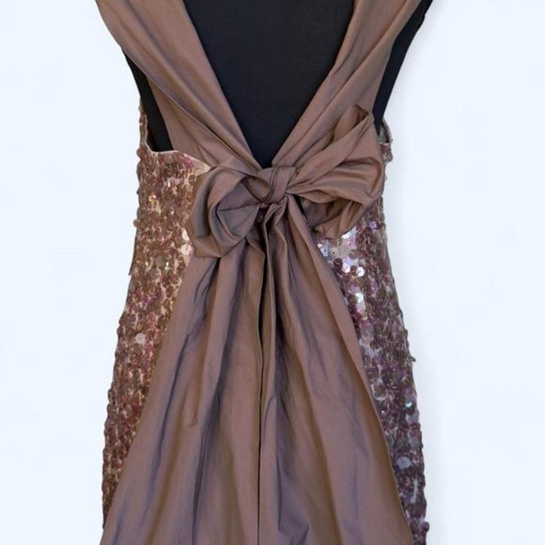 Vestido de lentejuelas en color rubor sedoso de BCBG-MAXAZRIA imagen 4