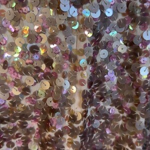 Vestido de lentejuelas en color rubor sedoso de BCBG-MAXAZRIA imagen 5