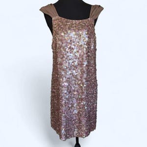 Vestido de lentejuelas en color rubor sedoso de BCBG-MAXAZRIA imagen 1