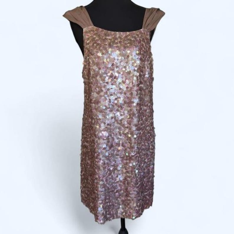 Vestido de lentejuelas en color rubor sedoso de BCBG-MAXAZRIA imagen 1