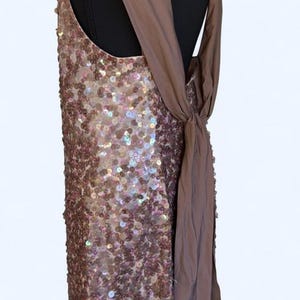 Vestido de lentejuelas en color rubor sedoso de BCBG-MAXAZRIA imagen 6