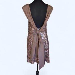 Vestido de lentejuelas en color rubor sedoso de BCBG-MAXAZRIA imagen 3