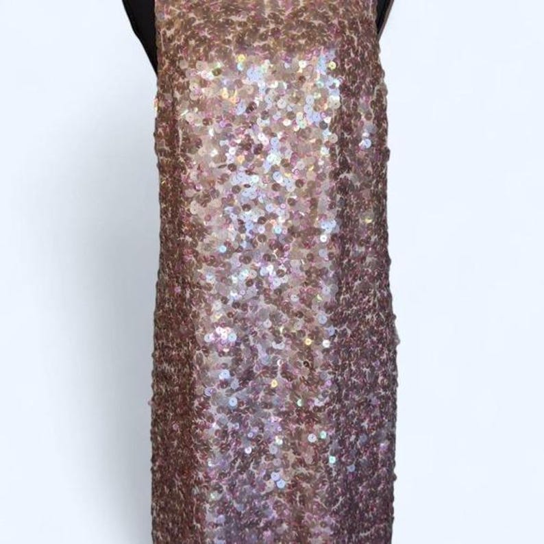 Vestido de lentejuelas en color rubor sedoso de BCBG-MAXAZRIA imagen 2