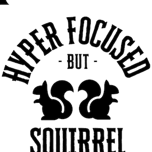 Op de afbeelding: Zwart-wit grafisch ontwerp met de tekst "Hyper Focused - But - Squirrel (I'm a little nutz)".