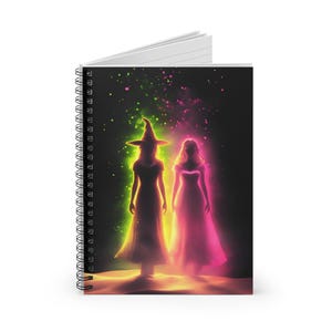 Puede incluir: Dos figuras, una con un sombrero de bruja y la otra con un vestido fluido, se encuentran en un fondo oscuro y estrellado. La bruja est&aacute; rodeada de luz verde, mientras que la otra figura est&aacute; rodeada de luz rosa.