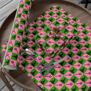 Wicked inspiriertes Geschenkpapier - Pinke Quadrate mit Glindas Zauberstab & Grüne mit Elphaba's Hut