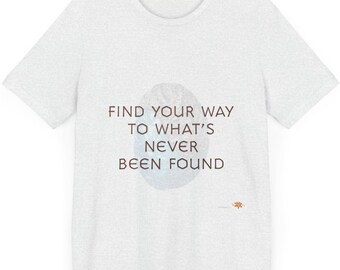 Finde deinen Weg zu dem, was nie gefunden wurde Unisex T-Shirt, Abenteuer Grafik Shirt, Fernweh Geschenk, Reisender Top, inspierierendes Zitat Kleid