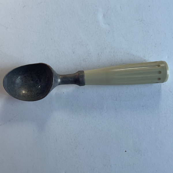 Vintage Ekco Ice Cream Scoop - Cream-Handled Kitchen Utensil - Ice Cream Disher - 1950s Kitchen - Vintage Kitchen - Dessert Scooper