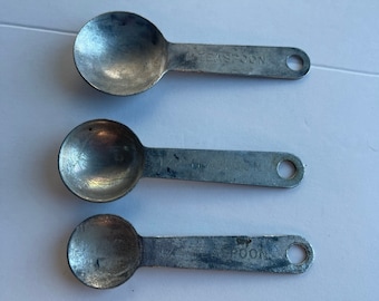 Vintage aluminiummåttskedar: Nesting köksredskap