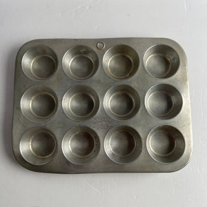 Vintage Comet Aluminum Cupcake Tin - Muffin Tin - Baking Pan - Vintage Kitchen - Vintage Baking - Gift for Baker - Kitchen Decor