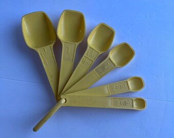 Lot de 5 cuillères doseuses et 1 verre doseur 20 ml
