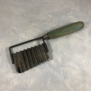 Vintage Crinkle Slicer - Green Handle Food Cutter - Kitchen Gadget - Farmhouse Decor - Primitive Kitchen - Green Kitchen - Vegetable Slicer