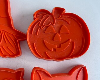 Keepaty Set di Formine per Biscotti di Halloween - 8 Pezzi in Plastica - Strega, Fantasma, Cranio, Gatto Nero, Picchio Keepaty Set di Formine per Biscotti di Halloween - 8 Pezzi in Plastica - Strega, Fantasma, Cranio, Gatto Nero, Picchio