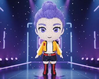 Puede incluir: Muñeca de ganchillo con cabello morado, que lleva una chaqueta amarilla, pantalones cortos negros y botas rojas. La muñeca tiene ojos grandes y está de pie sobre una superficie reflectante con un fondo borroso de luces púrpuras y azules.