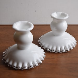 Set aus 2 Fenton Silber Crested Milchglas Kerzenhaltern