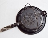 Griswold No 8 Waffle Maker With Handle Cast Iron Cookware Stove Top and Fire Pit Cookware MGr 2