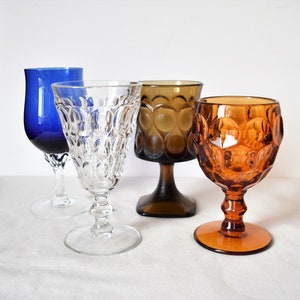 Gemischtes Set mit 4 Farbglas-Kelchen Weingläsern