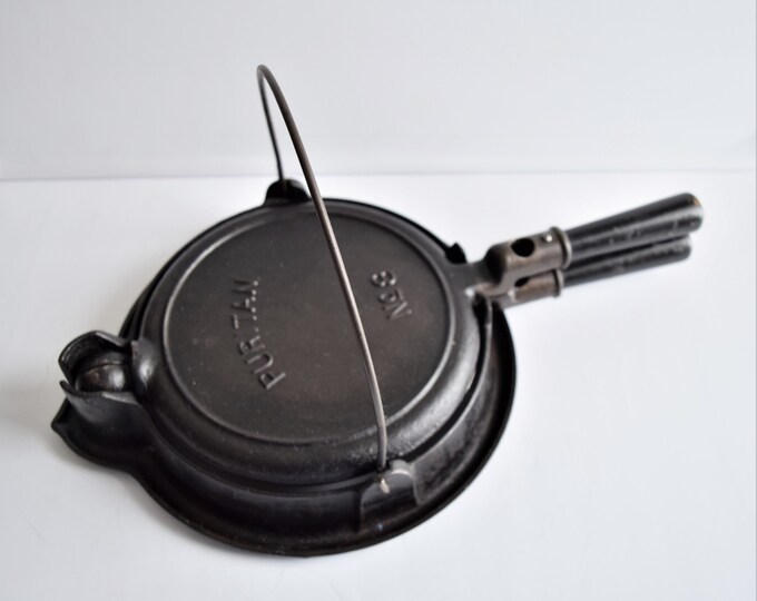 Griswold Cast Iron Waffle Maker No 8 Puritan 1517 With Handle and Low Base 1518 Etsy