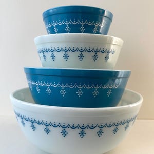 Set of 4 Pyrex Snowflake Blue Garland Mixing Bowls 401 402 403 404 Kitchen Accessories