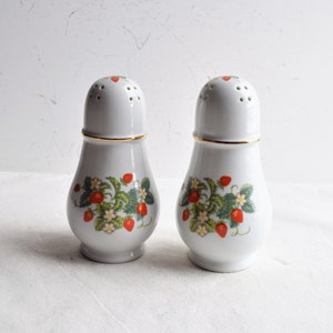 Set of 2 Avon Porcelain Strawberry Sugar shakers/ Vintage Ceramic Shakers/ Avon 22K Gold-trimmed Sugar Shakers