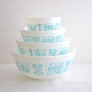 Pyrex Amish Butterprint Mixing Bowls: White and Blue, Set of 4