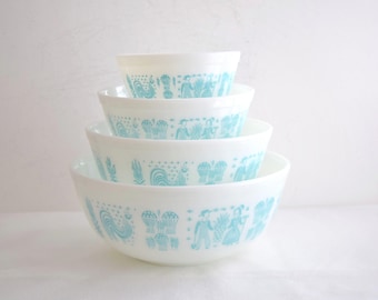 Pyrex Amish Butterprint Mixing Bowls: White and Blue, Set of 4