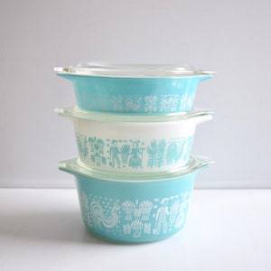 Pyrex amish-braadpan met boterafdruk en deksel 471, 472 en 473 turkoois en wit