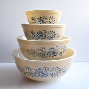 Pyrex Homestead Mixing Bowls / Set of 4 Glass Bowls 401 402 403 404/Glass Cookware/Kitchen Accessories/ Discontinued Pyrex