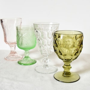 Gemischtes Set mit 4 Farbglas-Kelchen Weingläsern