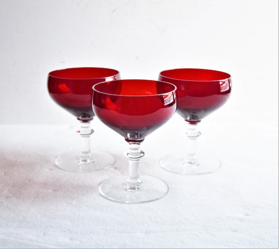 Set de 3 copas rojas vintage con tallo de vidrio transparente