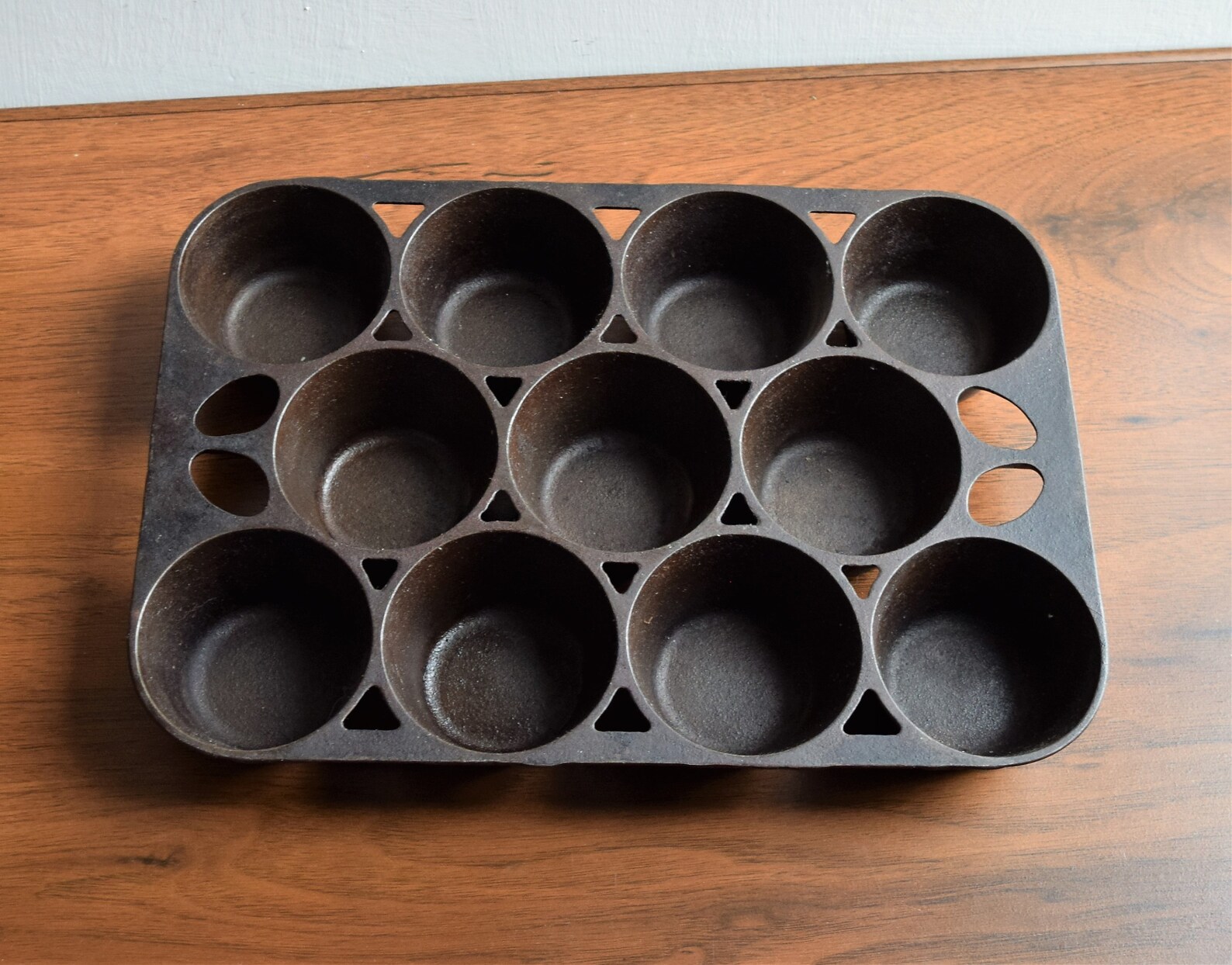 Griswold No 10 Cast Iron Muffin Pan 949 / US Baking Tray/ Etsy