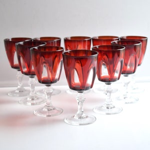 Puede incluir: Juego de diez copas de vino tinto con tallo y base de vidrio transparente. Las copas tienen un diseño facetado.