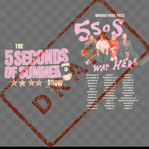 Puede incluir: Un cartel rojo en forma de diamante con el texto "The 5 Seconds of Summer Show" en letras rosas. El cartel está superpuesto a una foto de tres hombres de una banda, con el texto "5SOS Was Here" en letras rosas. Los miembros de la banda visten ropa informal y están de pie frente a un fondo blanco. El texto "World Tour 2023" está en letras negras en la parte superior de la imagen.
