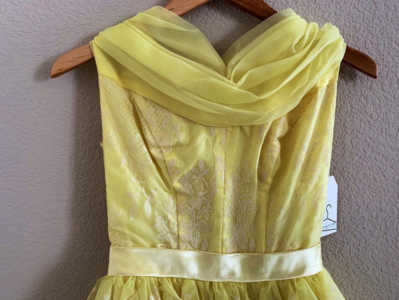 50s house wife yellow dress